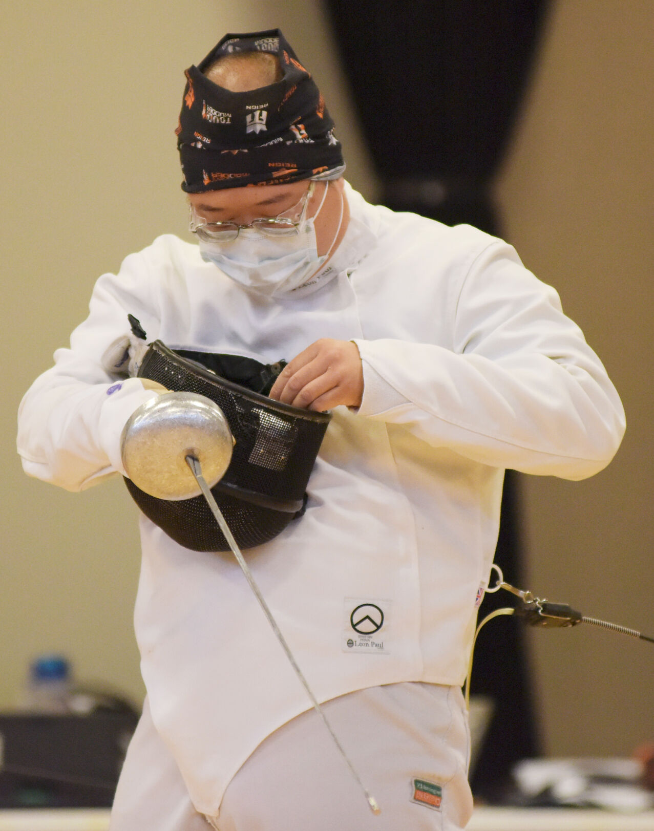 Geongsik Lee takes off his mask